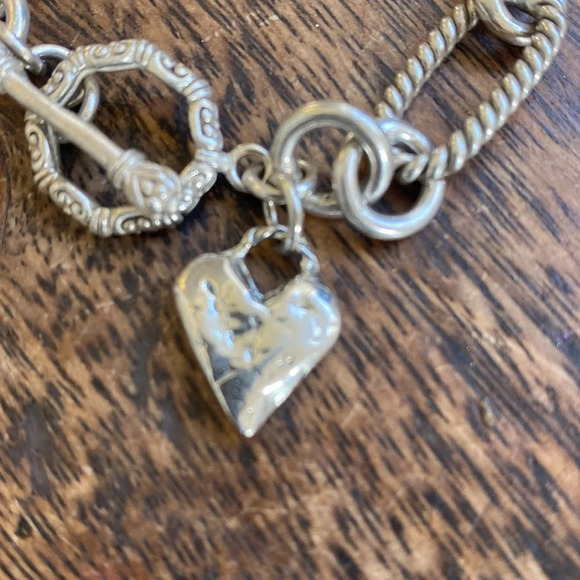 Detailed sterling silver chunky bracelet with a rustic heart - Picture 2 of 9